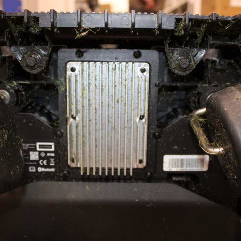 SALE OUT. | Ecovacs Lawn Mower | GOAT A1600 LiDAR PRO | 3000 Ah | White | ITEM USED, DIRTY, SCRATCHED. CRACKED PART BODY - Image 5