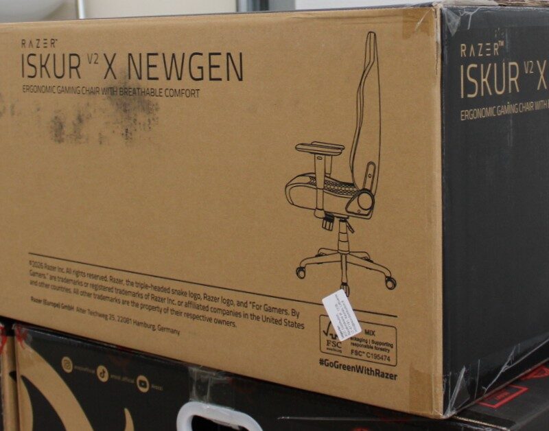 SALE OUT. | Razer Iskur V2 X NewGen | Gaming Chair | Black/Green | DAMAGED ITEM AND PACKAGING. ITEM SCRATCHED, DIRTY. MISSING: GLOVES | 36 month(s)