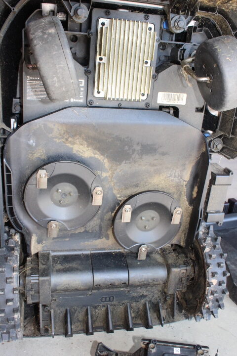 SALE OUT. | Ecovacs Lawn Mower | GOAT A3000 LiDAR PRO | 7500 Ah | White | DAMAGED PACKAGING, USED AND DIRTY - Image 5