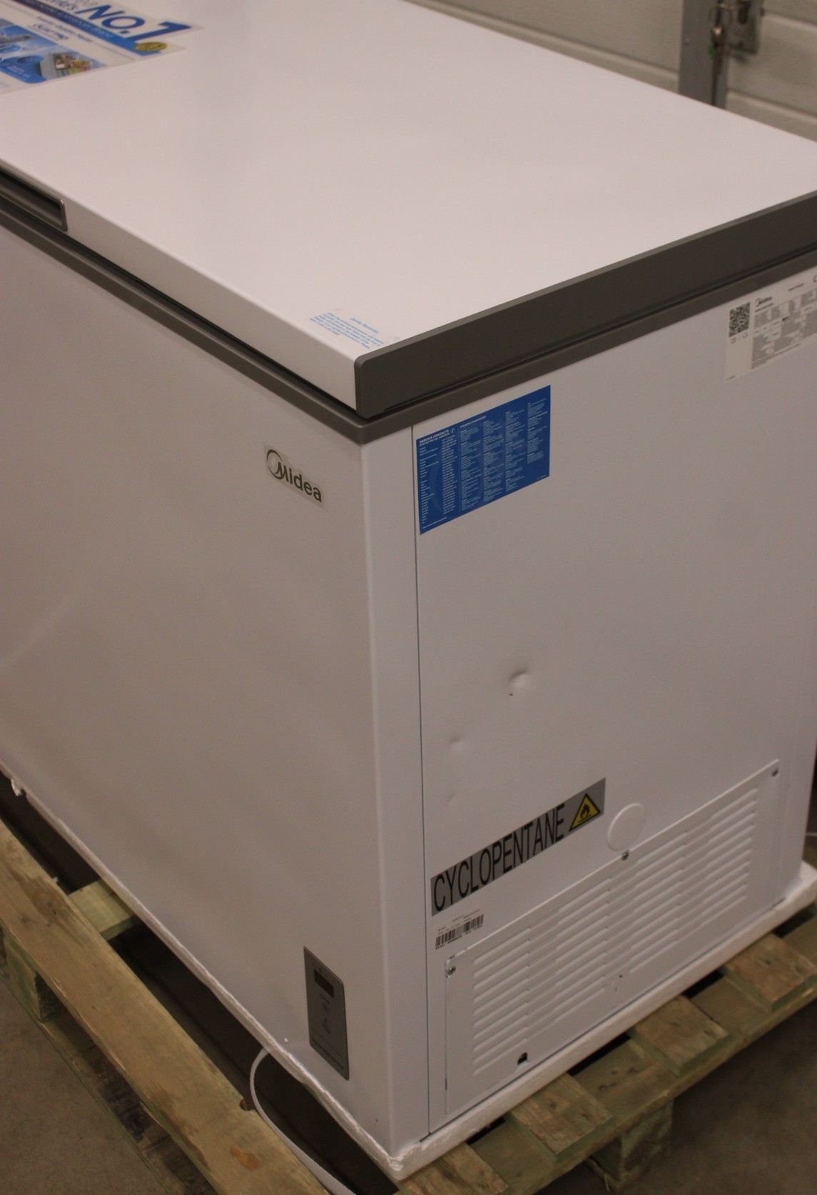 SALE OUT. | Midea Freezer | MDRC345FZE01 | Energy efficiency class E | Chest | Free standing | Height 85 cm | Total net capacity 249 L | Display | White | DAMAGED PACKAGING AND PAINT, DENTED SIDE - Image 3