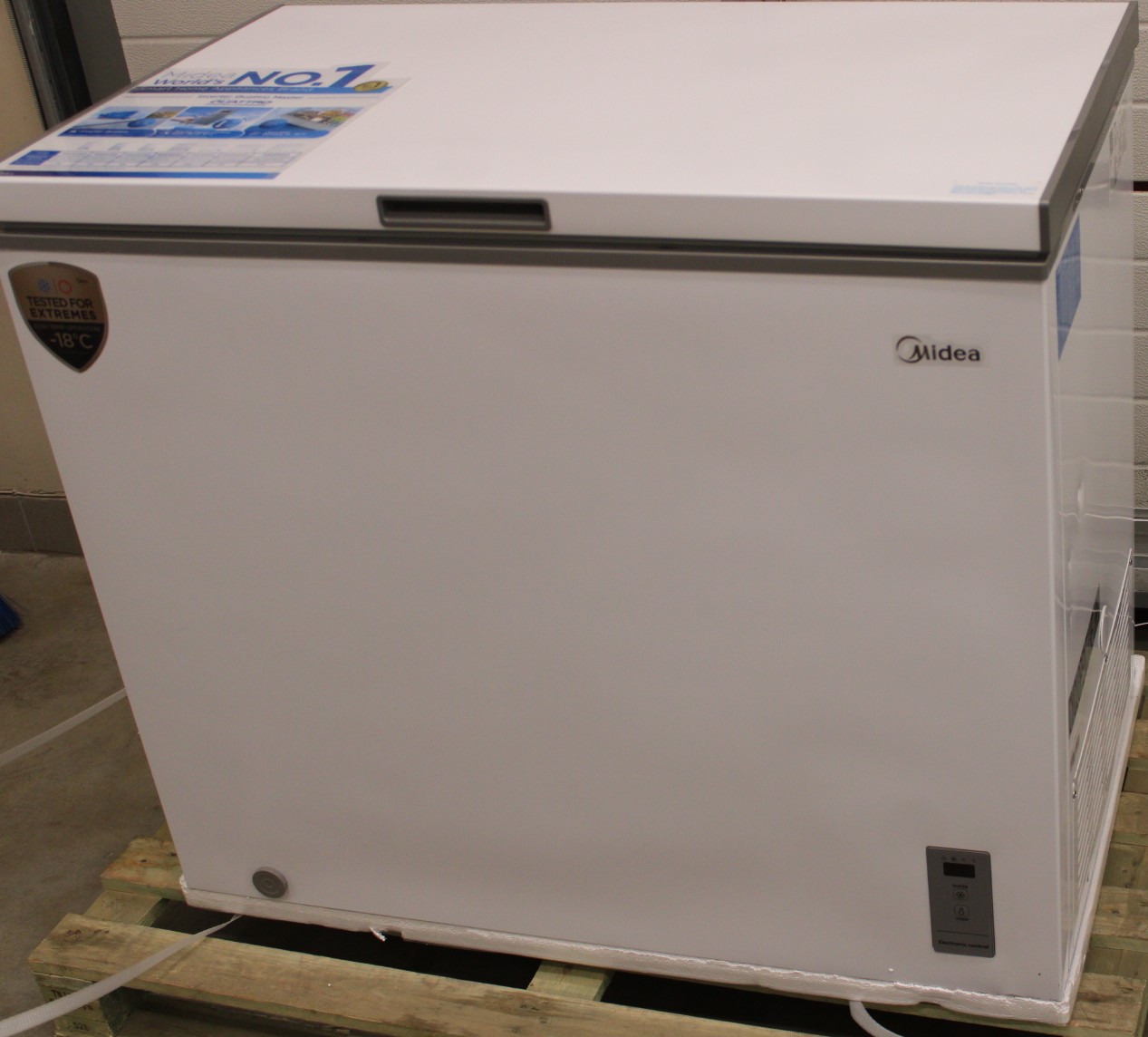 SALE OUT. | Midea Freezer | MDRC345FZE01 | Energy efficiency class E | Chest | Free standing | Height 85 cm | Total net capacity 249 L | Display | White | DAMAGED PACKAGING AND PAINT, DENTED SIDE - Image 2